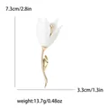 Broche élégante en forme de tulipe blanche avec tige dorée et spécifications de poids - Narcisse