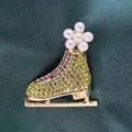 Broche vintage en forme de patin à glace avec strass jaunes et perles blanches élégantes - Patins à glace