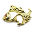 Broche poisson vintage dorée avec œil en strass rouge brillant pour vêtement - Poisson Rouge Évidé