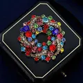 Broche couronne de fleurs en strass colorés vintage sur une boîte à bijoux noire - Couronne Colorée