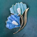 Élégante broche florale bleue et bleu sarcelle avec perles nacrées en finition dorée - Narcisse Bleu