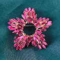 Élégante broche en forme d'étoile avec cristaux baguette roses vifs - Couronne Rose Rouge