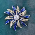 Élégante broche fleur vintage en émail bleu ornée de strass et d'une perle centrale - Tournesol Bleu