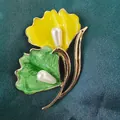 Broche élégante en émail fleur jaune et verte avec perles pour décoration de vêtements - Calla Vert
