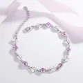 Vue détaillée d'un bracelet argenté avec maillons en cœur et pierres de zircon rose - Bracelet Cœur / Zircone Rose