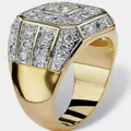 Detalle de primer plano de un anillo de hip hop chapado en oro para hombre con circonitas - Talla 7 / Dorado
