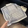 Κοντινό πλάνο τετράγωνου μαντηλιού 70cm με κομψό μαύρο γεωμετρικό σχέδιο ψαροκόκαλο - QQ-23