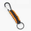 Vue détaillée du porte-clés en paracorde tressée à la main noire et orange avec mousqueton. - Noir et Orange