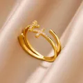 Primer plano de anillo de acero inoxidable chapado en oro de 18K con diseño de doble cruz - Estilo de Doble Cruz con Strass (1)