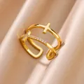 Primer plano detallado de un anillo de doble capa bañado en oro con cruces de circón brillantes - Estilo de Cruz de Doble Capa (2)