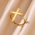 Detalle de un anillo de acero inoxidable chapado en oro con diseño de cruz en seda. - Twist Rope Cross Style (4)