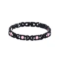 Gros plan d'un bracelet magnétique noir avec cristaux roses et design XO élégant - Noir avec Zirconia Rose