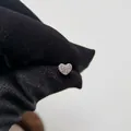 Pendiente de botón con forma de corazón y piedras rosas brillantes sobre fondo de guante negro - Momento del Latido-Pieza Única (Y164)