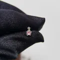 Elegante orecchino a bottone in acciaio al titanio argento con gemma rosa lucida - Amore Floreale-Pezzo Singolo (Y167)