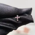 Orecchino a perno a croce rosa in acciaio al titanio con dettagli in zircone - Croce con Gemma Rosa-Pezzo Singolo (Y178)