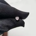 Vista dettagliata di un orecchino a bottone in acciaio al titanio a forma di cuore rosa - Amore del Cuore-Pezzo Singolo (Y181)