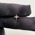 Orecchino a perno a croce in acciaio al titanio con zircone rosa scintillante - Croce con Gemma Singola-Pezzo Singolo (Y183)