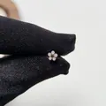 Elegante orecchino a perno a forma di fiore in acciaio titanio con pietre rosa - Amore di Fiore-Pezzo Singolo (Y188)
