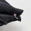 Orecchino a perno in acciaio con cuore rosa e accenti curvi trasparenti - Coda d'Amore-Pezzo Singolo (Y190)