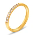 Detalle de primer plano de un anillo de acero chapado en oro 18K con circonitas - Talla 4 / Dorado
