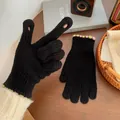 Gants d'hiver en tricot noir avec une bordure rose et verte, design à deux doigts - Taille unique / Noir