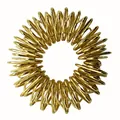 Primer plano del anillo de masaje de dedos con resorte dorado para aliviar el estrés - Amarillo