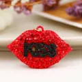 Portachiavi glamour a forma di labbra rosse con strass e scritta KISS nera decorativa - Rosso