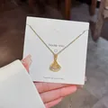 Elegante Halskette aus goldfarbenem Titanstahl mit fächerförmigem Kristallanhänger - Fächerform-Stil (X005) / Gold