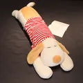 Cómoda almohada de peluche de perro largo durmiendo con linda camisa a rayas rojas - 1,5m / Marrón a Rayas Rojas Blancas