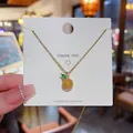 Goldene Titanstahl-Halskette mit funkelndem Orangenscheiben-Anhänger auf weißem Karton - Orangenscheiben-Stil (X433) / 18K-Gold / Gold
