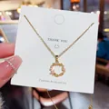 Elegante vergoldete Titanstahlkette mit einem zierlichen rosa Blumenkranz-Anhänger - Rundes Kranzdesign (X440) / 18K-Gold / Gold