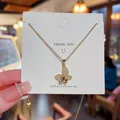 Halskette aus goldfarbenem Titanstahl mit Schmetterlingsanhänger auf einer Geschenkkarte - Schmetterlingsdesign (X442) / 18K-Gold / Gold
