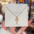 Elegante goldene Titanstahlkette mit einem funkelnden, diamantbesetzten Schlüssel - Strass-Schlüsseldesign (X443) / 18K-Gold / Gold