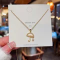 Goldene Halskette aus Titanstahl mit einem kristallbesetzten Regenschirm-Anhänger - Regenschirm- und Wassertropfendesign (X444) / 18K-Gold / Gold
