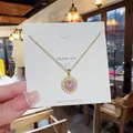 Elegante Titahstahl-Halskette mit rosa Herzanhänger und Perlen auf einer Karte präsentiert - Künstlicher Perlen-Herzstil (X453) / Gold