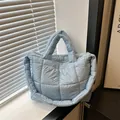 Primo piano di una borsa trapuntata azzurra con una soffice e morbida trama a nuvola - Blu