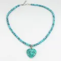 Collana di perle turchesi con ciondolo a forma di cuore su sfondo bianco semplice - Stile Ciondolo Turchese Cuore (N2803-Y03)