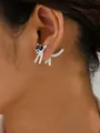 Gedetailleerde close-up van een schattige witte cartoon kattenoorbel gedragen op een oor - Wit Stijl 2 (E-0620)