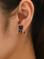 Detailopname van een schattige zwarte kattenoorsteker met een stijlvolle parelketting. - Zwart Parelketting Stijl 3 (E-0620)
