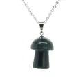Vue détaillée d'un collier avec pendentif champignon en pierre vert foncé naturelle - Agate d'Inde