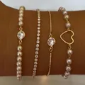 Elegantes Set mit 4 goldenen Herz- und Perlenarmbändern für modische Damen und Mädchen - 4-teiliges Perlen-Herz-Armband-Set (5777401HB) / 4er-Set / Gold