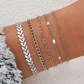 Stilvolles silbernes mehrlagiges Armband-Set mit Herz- und Fischgräten-Gliedern. - 5-teiliges Fischgräten-Herz-Kettenset (6243901HB) / 5 Stück / Silber