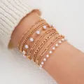 Stilvolles mehrlagiges goldfarbenes Kettenarmband-Set mit Perlen am Handgelenk des Modells - 11-teiliges Perlen-Büroklammer-Kettenset (6324801HB) / 11er Pack / Gold