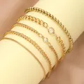 Elegantes mehrlagiges goldenes Kettenarmband-Set mit Perlen- und Kristallakzenten - 5-teiliges Twist-Box-Kettenset (5868501) / 5 Stück / Gold