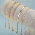 Set mit 5 minimalistischen Goldarmbändern in verschiedenen Kettenstilen auf Display - 5-teiliges Schlangen-Perlen-Kettenset (5910701) / 5 Stück / Gold