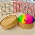 Γιγαντιαίο παιχνίδι squishy 25εκ. με ουράνιο τόξο, χαριτωμένο πρόσωπο και καλάθι ατμού - Τσάντα OPP / Μέγεθος 25cm / Πολύχρωμο