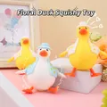 Schattig cartoon eend knijpspeelgoed in kleurrijke outfits voor zintuiglijke ontspanning - Verkleed Eend Squishy