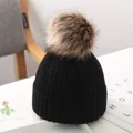 Schwarze Kinder-Strickmütze mit großem Kunstfell-Bommel für wohlige Winterwärme - Schwarz