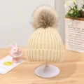 Warme gelbe Strickmütze mit Pompon für Babys und Kleinkinder weiches Winteraccessoire - Beige