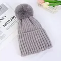 Graue Kinder Strickmütze mit großem Kunstfell Bommel für den Herbst und Winter Komfort - Hellgrau